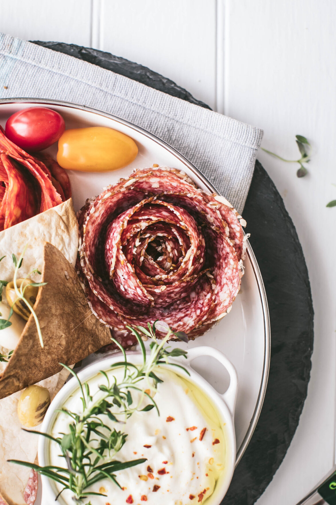 Must Makroon toidublogi peekonis sisefilee ja salaamist rosett